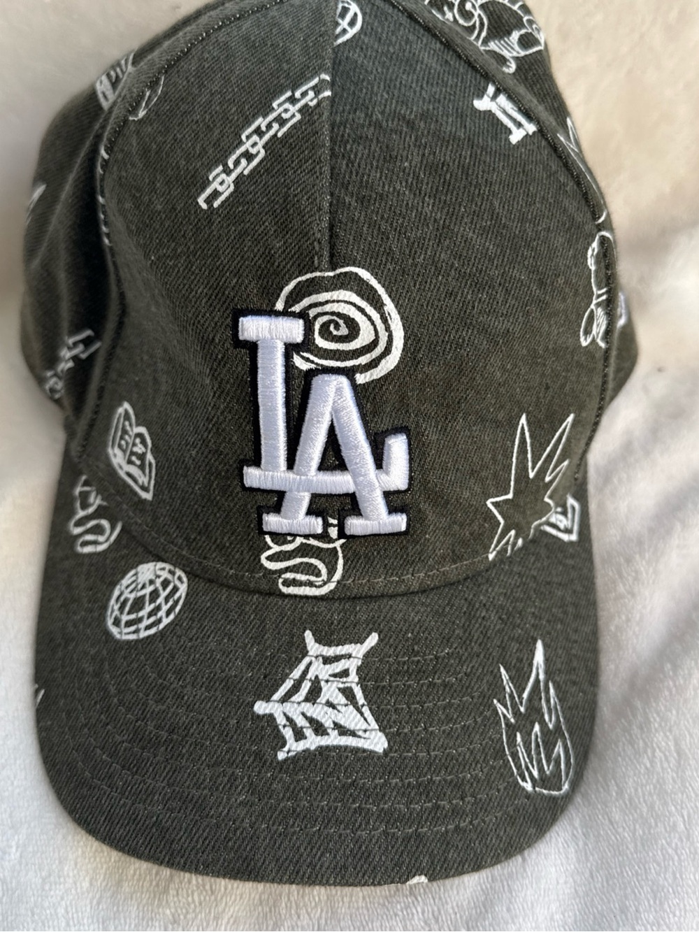 New Era Kids LA Logo Cap in Black and White